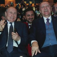 Erdogan und Putin stehen sich politisch nah, trotzdem verfolgen Russland und die Türkei in Regionalkonflikten oft unterschiedliche Interessen.
