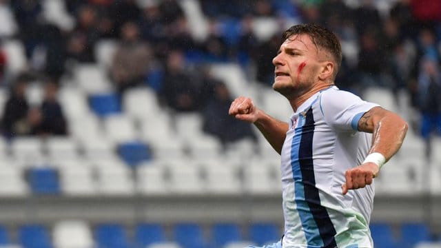 Der frühere BVB-Stürmer Immobile hat beim 5:1-Erfolg von Lazio Rom gegen Sampdoria Genua dreifach getroffen. Der frühere BVB-Stürmer Immobile hat beim 5:1-Erfolg von Lazio Rom gegen Sampdoria Genua dreifach getroffen.