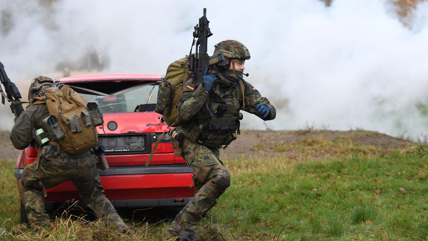 Schleswig-Holstein: Kampfschwimmer der Kommando Spezialkräfte der Marine (KSM) mit Sturmgewehren G36, bei einer Einsatzübung auf einem Truppenübungsplatz in der Nähe von Eckernförde.