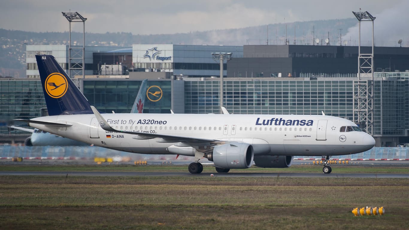 Eine Maschine der Deutschen Lufthansa in Frankfurt: Im Tarifstreit mit der Flugbegleitergewerkschaft UFO drohen erneut Streiks.