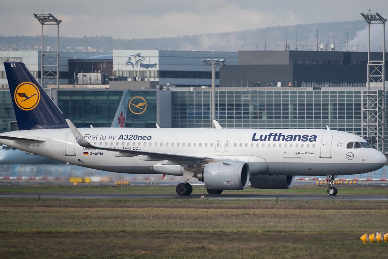 Eine Maschine der Deutschen Lufthansa in Frankfurt: Im Tarifstreit mit der Flugbegleitergewerkschaft UFO drohen erneut Streiks.