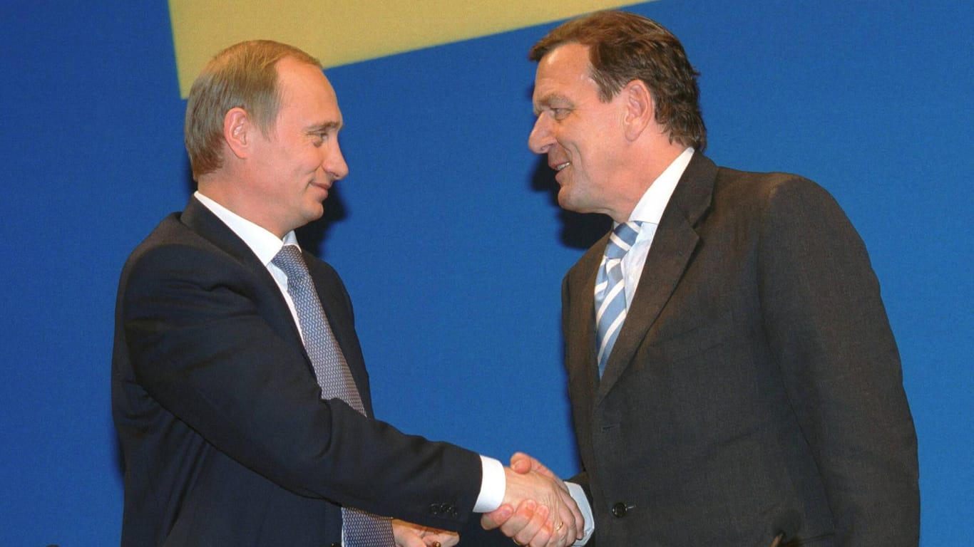 Bundeskanzler Gerhard Schroeder begrüßt Wladimir Putin nach seiner ersten Wahl zum russischen Präsidenten im Jahr 2000.