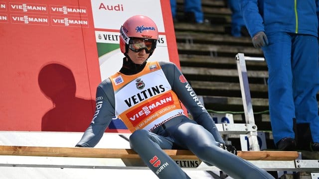 Der Vierschanzentournee-Dritte Karl Geiger will beim Heim-Weltcup in Titisee-Neustadt sein Gelbes Trikot verteidigen.