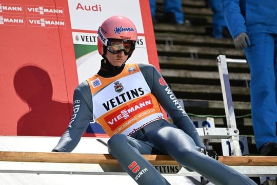 Der Vierschanzentournee-Dritte Karl Geiger will beim Heim-Weltcup in Titisee-Neustadt sein Gelbes Trikot verteidigen.