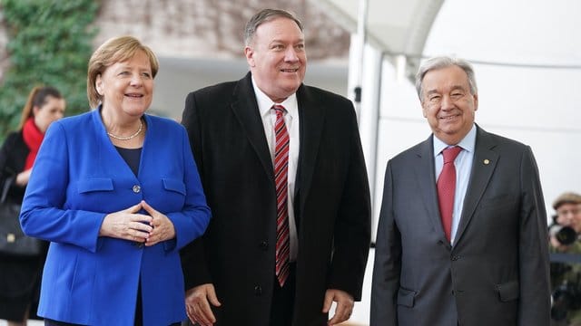 Politische Schwergewichte: Bundeskanzlerin Angela Merkel begrüßt US-Außenminister Mike Pompeo (M. Politische Schwergewichte: Bundeskanzlerin Angela Merkel begrüßt US-Außenminister Mike Pompeo (M.