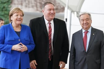 Politische Schwergewichte: Bundeskanzlerin Angela Merkel begrüßt US-Außenminister Mike Pompeo (M.