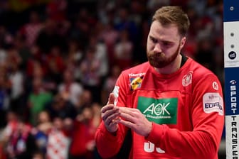 Die Enttäuschung steht DHB-Torwart Andreas Wolf ins Gesicht geschrieben: Nach der Kroatien-Niederlage kann die deutsche Mannschaft das Halbfinale nicht mehr aus eigener Kraft erreichen.