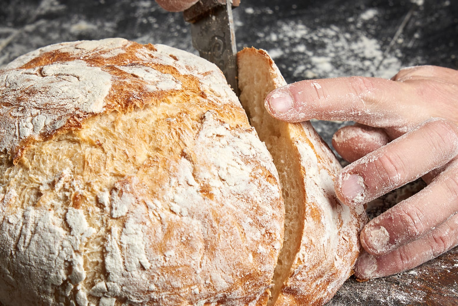 Brot wird geschnitten: Eine bestimmte Frucht nimmt Feuchtigkeit auf und gibt sie langsam ans Brot ab.