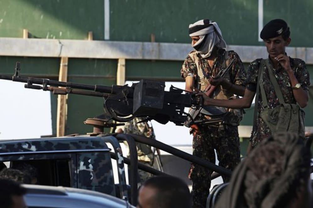 Soldaten, die zur jemenitischen Regierung gehören, bei einer Patrouille durch die Stadt Aden.