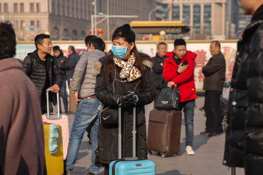 Reisende in Peking: Nach dem Ausbruch der neuen Lungenkrankheit in Wuhan wurden bereits Verdachtsfälle aus Hongkong, Taiwan, Südkorea, Singapur, Vietnam und Nepal berichtet.