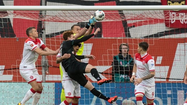 Düsseldorfs Torhüter Florian Kastenmeier klärt vor dem Bremer Josh Sargent.