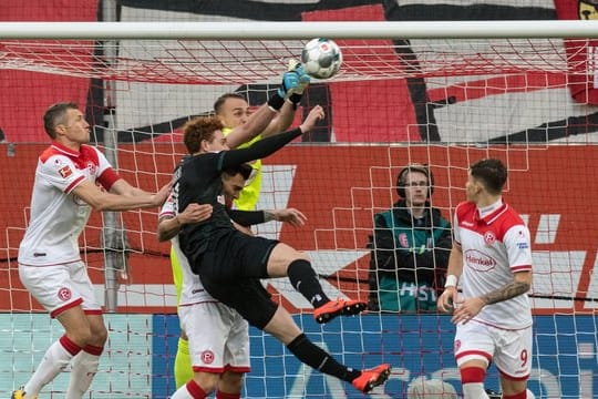 Düsseldorfs Torhüter Florian Kastenmeier klärt vor dem Bremer Josh Sargent.