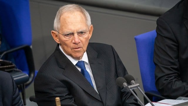 Schiedsrichter: Bundestagspräsident Wolfgang Schäuble ist für das Verhängen von Ordnungsrufen zuständig. Schiedsrichter: Bundestagspräsident Wolfgang Schäuble ist für das Verhängen von Ordnungsrufen zuständig.