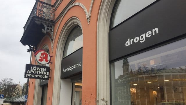 "drogen" steht über der Löwen-Apotheke am Viktualienmarkt in München - gemeint sind Arzneimittel. "drogen" steht über der Löwen-Apotheke am Viktualienmarkt in München - gemeint sind Arzneimittel.
