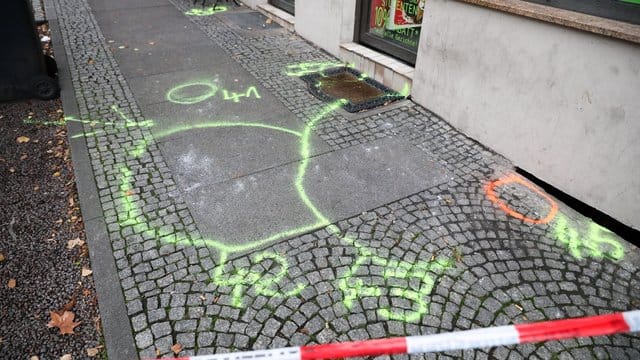Markierungen der Polizei auf dem Fußweg vor einem Dönerladen in Halle. Markierungen der Polizei auf dem Fußweg vor einem Dönerladen in Halle.
