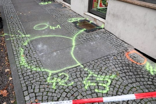 Markierungen der Polizei auf dem Fußweg vor einem Dönerladen in Halle.