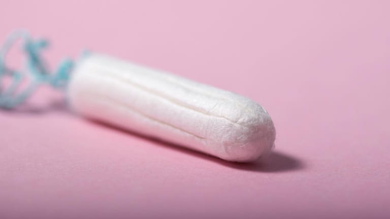 Tampon: Seit Anfang des Jahres werden Menstruationsprodukte mit einem niedrigeren Steuersatz bedacht.