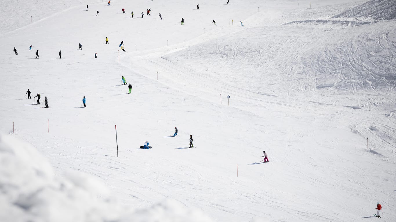 Skifahrer an der Zugspitze: Beide Unfallopfer wurden ins Krankenhaus geflogen und sind mittlerweile außer Lebensgefahr (Symbolbild).
