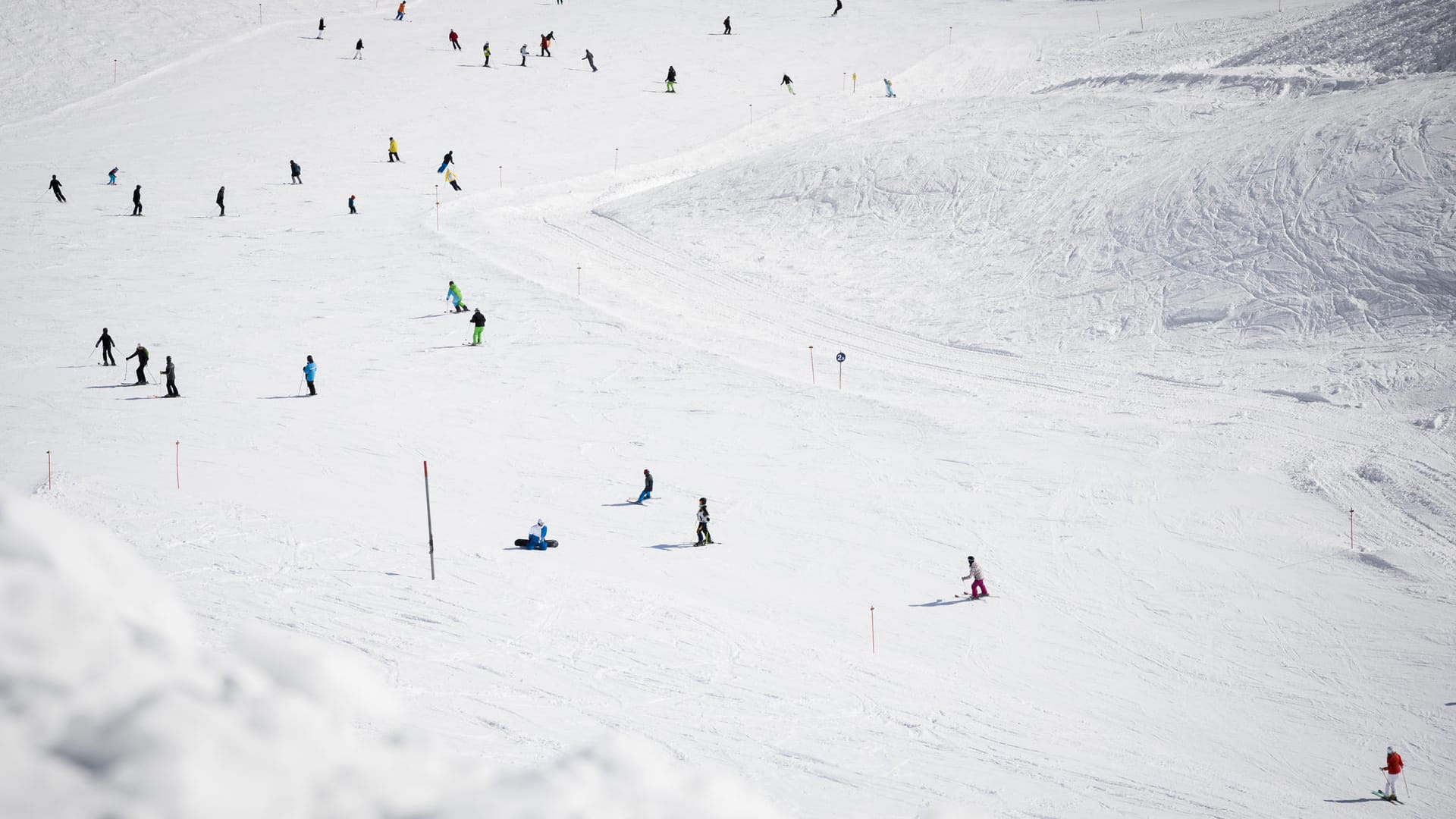 Skifahrer an der Zugspitze: Beide Unfallopfer wurden ins Krankenhaus geflogen und sind mittlerweile außer Lebensgefahr (Symbolbild). Skifahrer an der Zugspitze: Beide Unfallopfer wurden ins Krankenhaus geflogen und sind mittlerweile außer Lebensgefahr (Symbolbild).