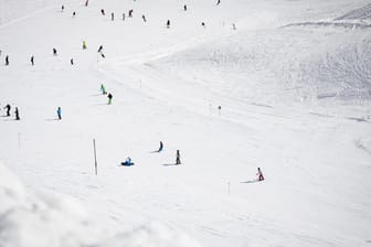 Skifahrer an der Zugspitze: Beide Unfallopfer wurden ins Krankenhaus geflogen und sind mittlerweile außer Lebensgefahr (Symbolbild).