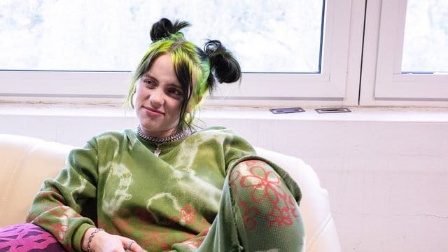 Ganz lässig: Billie Eilish bei einem Interviews am Rande des Musik- und Kunst-Festivals "MS Dockville".