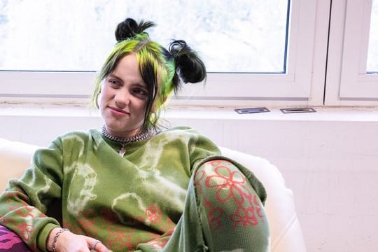 Ganz lässig: Billie Eilish bei einem Interviews am Rande des Musik- und Kunst-Festivals "MS Dockville".