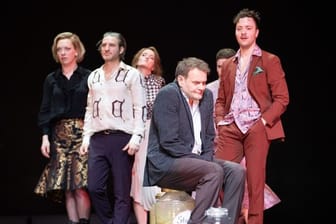 Die Schauspieler Lina Beckmann (l-r) , Jonas Hien, Paulina Alpen, Devid Striesow als Ivanov, Eva Maria Nikolaus und Maximilian Scheidt in "Ivanov".