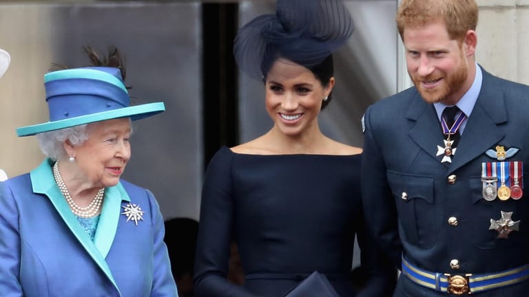 Queen Elizabeth II. mit Meghan und Harry: Die Monarchin verkündete am Samstag, wie es um die Zukunft des Paares im Königshaus steht – zwischen den Zeilen ihres Statements gibt es viel zu lesen.