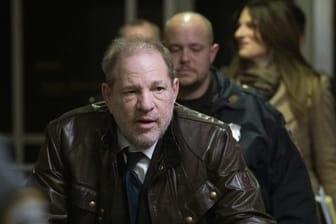 Harvey Weinstein beim Verlassen des Gerichtsgebäudes.