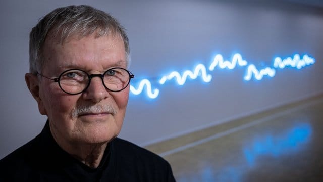 Der Künstler Jan van Munster vor seiner Lichtinstallation"Brainwave, 2017" im Kunstmuseum in Celle. Der Künstler Jan van Munster vor seiner Lichtinstallation"Brainwave, 2017" im Kunstmuseum in Celle.