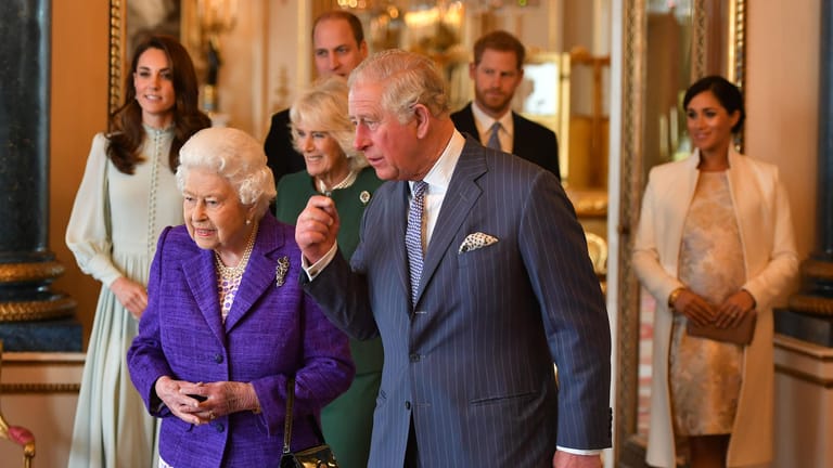 Die Queen mit ihrer Familie: Die Monarchin macht deutlich, dass die Verwandtschaft hinter Harry und Meghan steht.