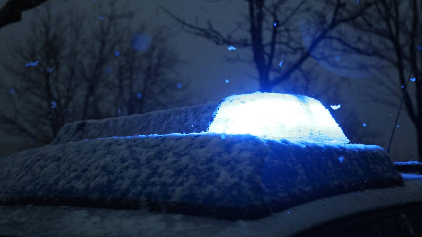 Blaulicht im Schnee: Auf der eingeschneiten Fahrbahn kam die 19-Jährige mit ihrem Auto ins Schleudern (Symbolbild).