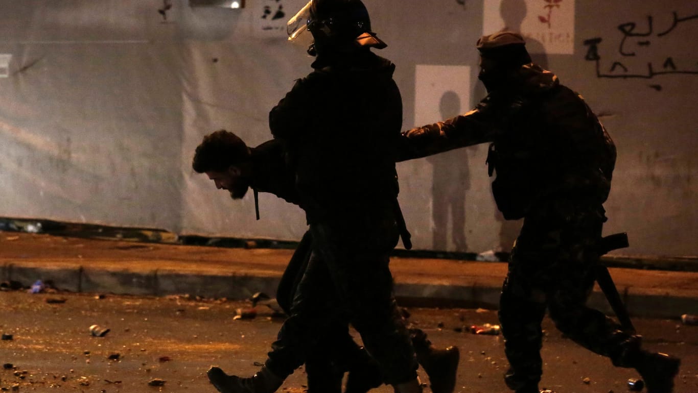 Bewaffnete Polizisten führen einen Demonstranten ab: Die Polizisten sollen auch "Menschen in Krankenhäusern und Moscheen angegriffen" haben.