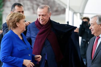 Kanzlerin Angela Merkel, der Türkische Präsident Recep Tayyip Erdogan und Antonio Guterres, Generalsekretär der Vereinten Nationen in Berlin: "Anstrengungen für ein Ende der Kämpfe verdoppeln."