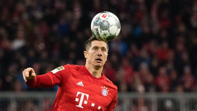 Die Bayern setzen in Berlin gleich wieder auf Torjäger Robert Lewandowski.