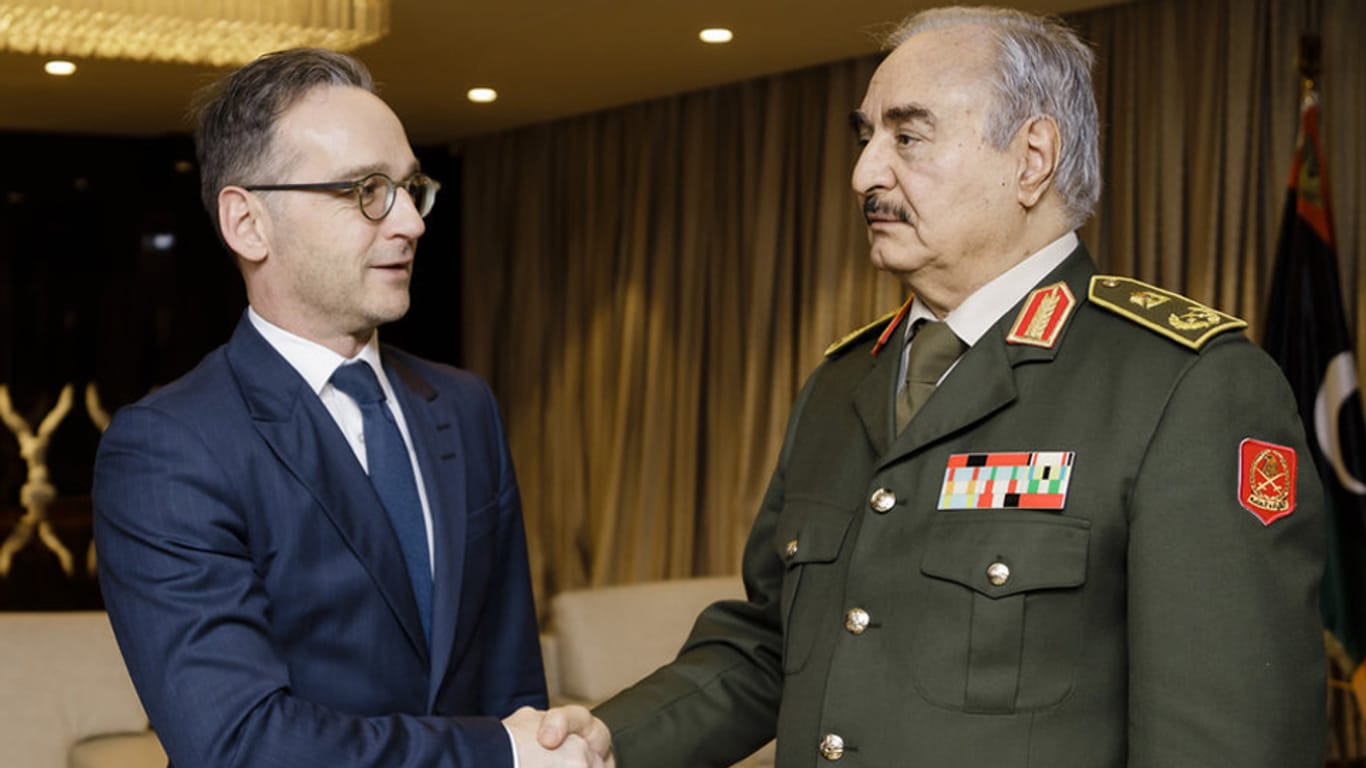 Der deutsche Außenminister Heiko Maas (SPD) und Chalifa Haftar im Hauptquartier des Generals am Donnerstag: Auch der Militärführer ist in Berlin anwesend.