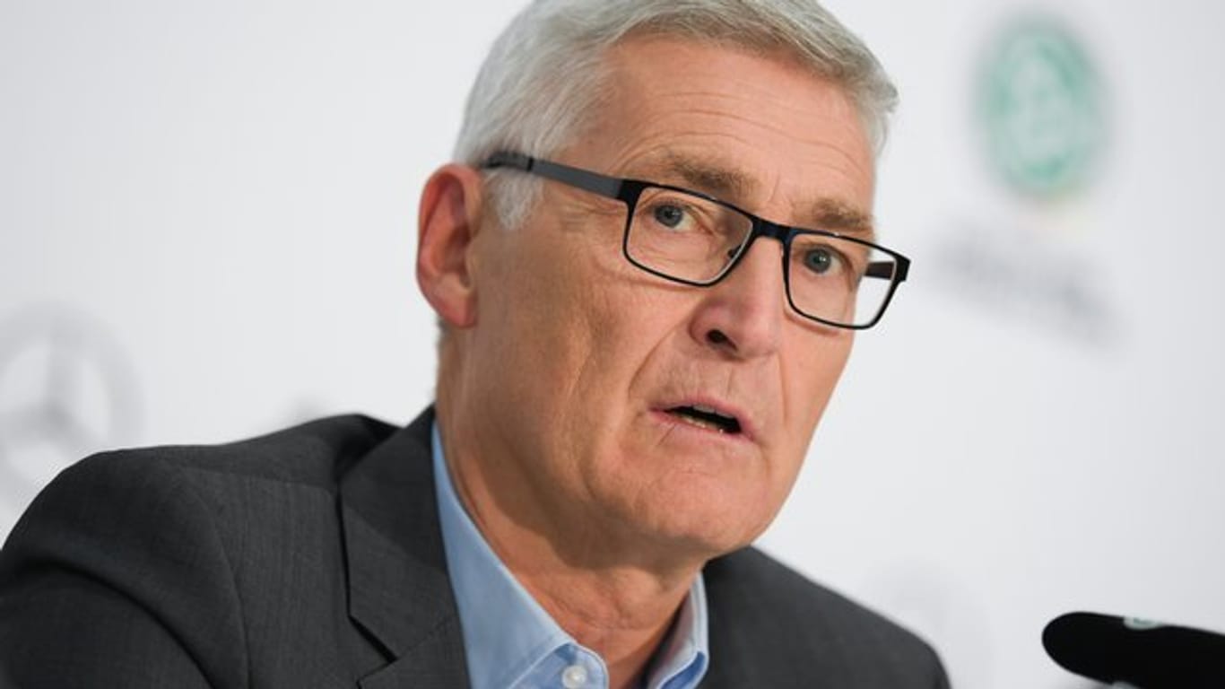 Schiedsrichter-Chef Lutz Michael Fröhlich hat den Platzverweis für Werders Moisander gerechtfertigt.