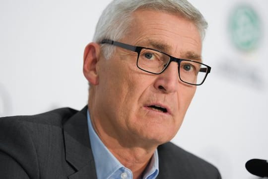 Schiedsrichter-Chef Lutz Michael Fröhlich hat den Platzverweis für Werders Moisander gerechtfertigt.