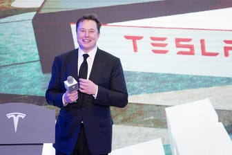 Elon Musk: Der Vorstand von Autobauer Tesla hat dem Kaufvertrag mit dem Land Brandenburg zugestimmt.