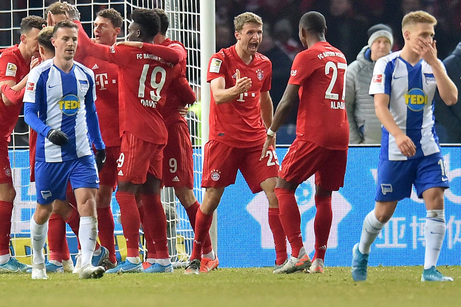 Jubel bei den Bayern um Thomas Müller (M.), die Hertha-Profis sind konsterniert.