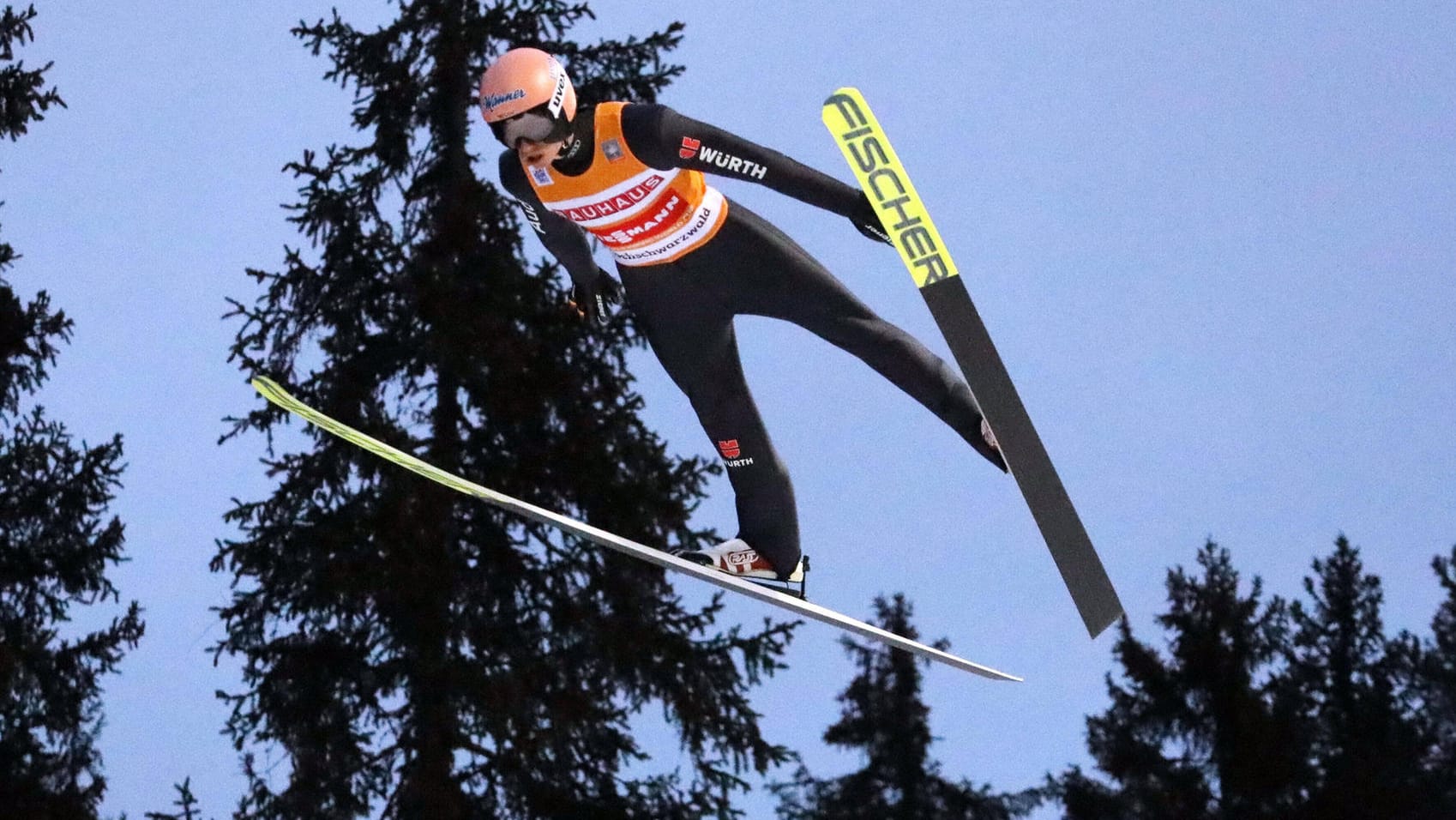 Dank Platz fünf in Titisee-Neustadt: Karl Geiger darf auch bei den nächsten Veranstaltungen das Gelbe Trikot des Weltcup-Führenden tragen.