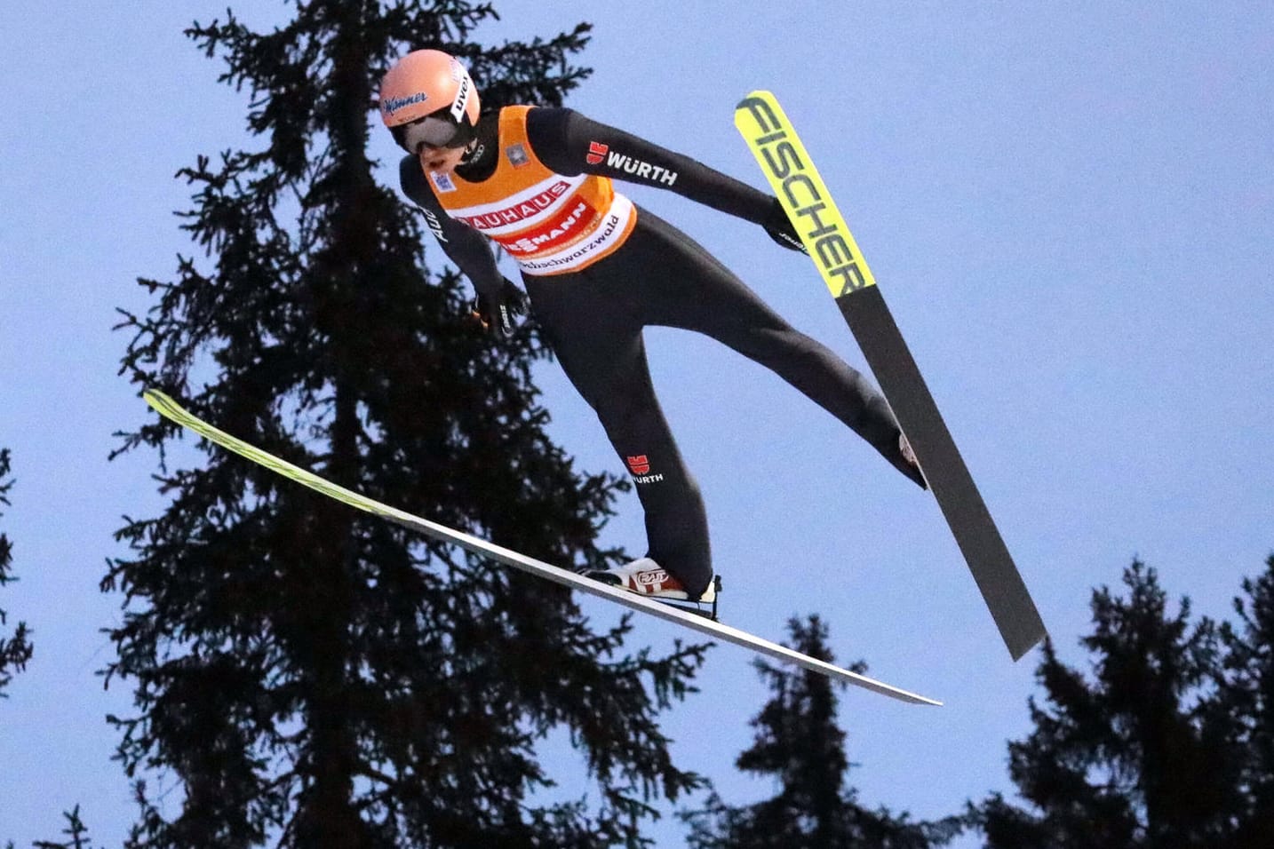 Dank Platz fünf in Titisee-Neustadt: Karl Geiger darf auch bei den nächsten Veranstaltungen das Gelbe Trikot des Weltcup-Führenden tragen.