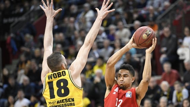 Die Bayern um Spielmacher Maodo Lo (r) verloren das Spitzenspiel in Ludwigsburg. Die Bayern um Spielmacher Maodo Lo (r) verloren das Spitzenspiel in Ludwigsburg.