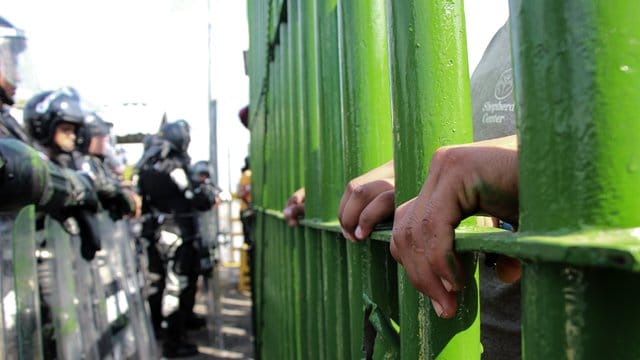 Mittelamerikanische Migranten versuchen, die Grenze zwischen Mexiko und Guatemala illegal zu überqueren. Mittelamerikanische Migranten versuchen, die Grenze zwischen Mexiko und Guatemala illegal zu überqueren.