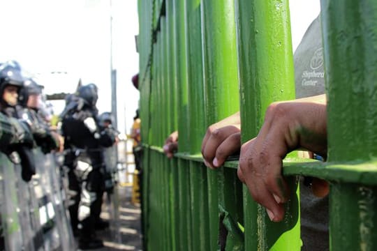 Mittelamerikanische Migranten versuchen, die Grenze zwischen Mexiko und Guatemala illegal zu überqueren.
