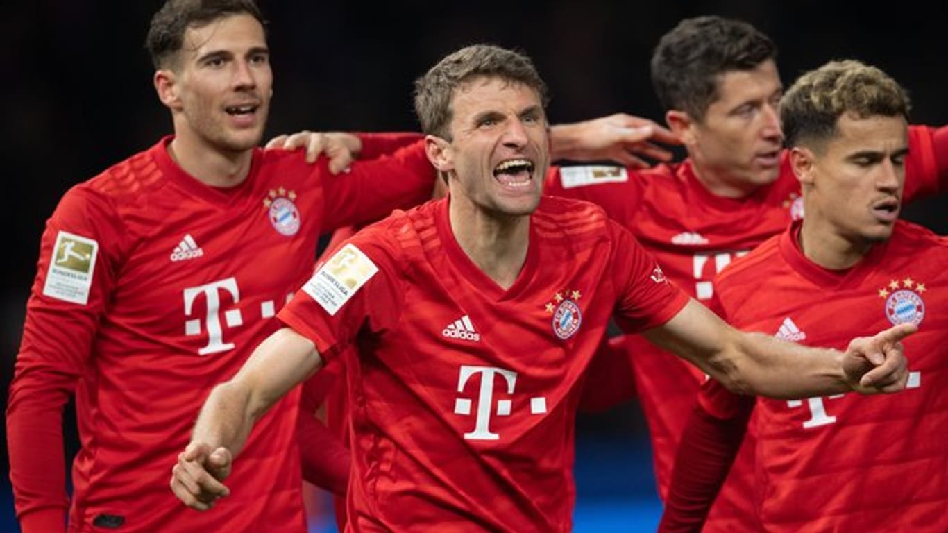 Angreifer Thomas Müller (M) feiert mit den Teamkameraden seinen Treffer zur 1:0-Führung.