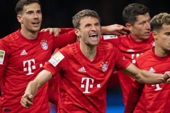 Angreifer Thomas Müller (M) feiert mit den Teamkameraden seinen Treffer zur 1:0-Führung.