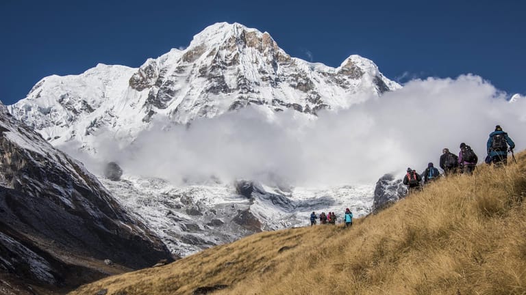 Wanderer auf dem Weg ins Annapurna Base Camp: Das Gebiet rund um den 8.000er ist bei Touristen beliebt. (Symbolbild)
