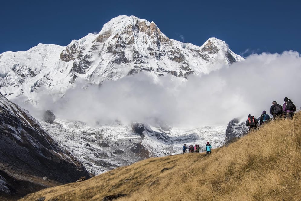 Wanderer auf dem Weg ins Annapurna Base Camp: Das Gebiet rund um den 8.000er ist bei Touristen beliebt. (Symbolbild)