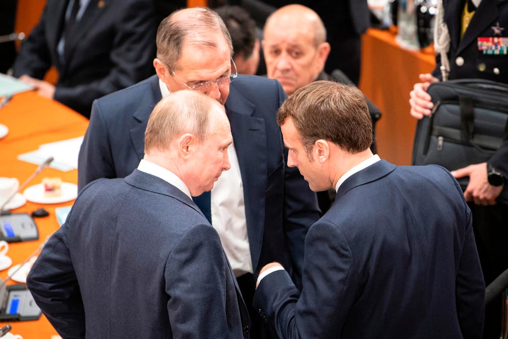 Emmanuel Macron (re.) im Austausch mit Wladimir Putin (li) und dem russischen Außenminister Sergej Lawrow: Sie wollen in Berlin einen dauerhafter Waffenstillstand im Bürgerkriegsland Libyen erreichen.